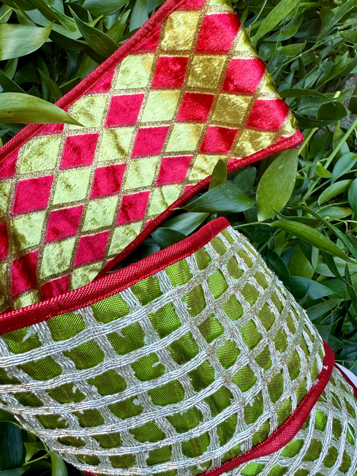 JME heavy wired ribbon. Red/green with a gold netting. Backed with red/green harlequin and piped in red metallic. 4“ x 5 yards.