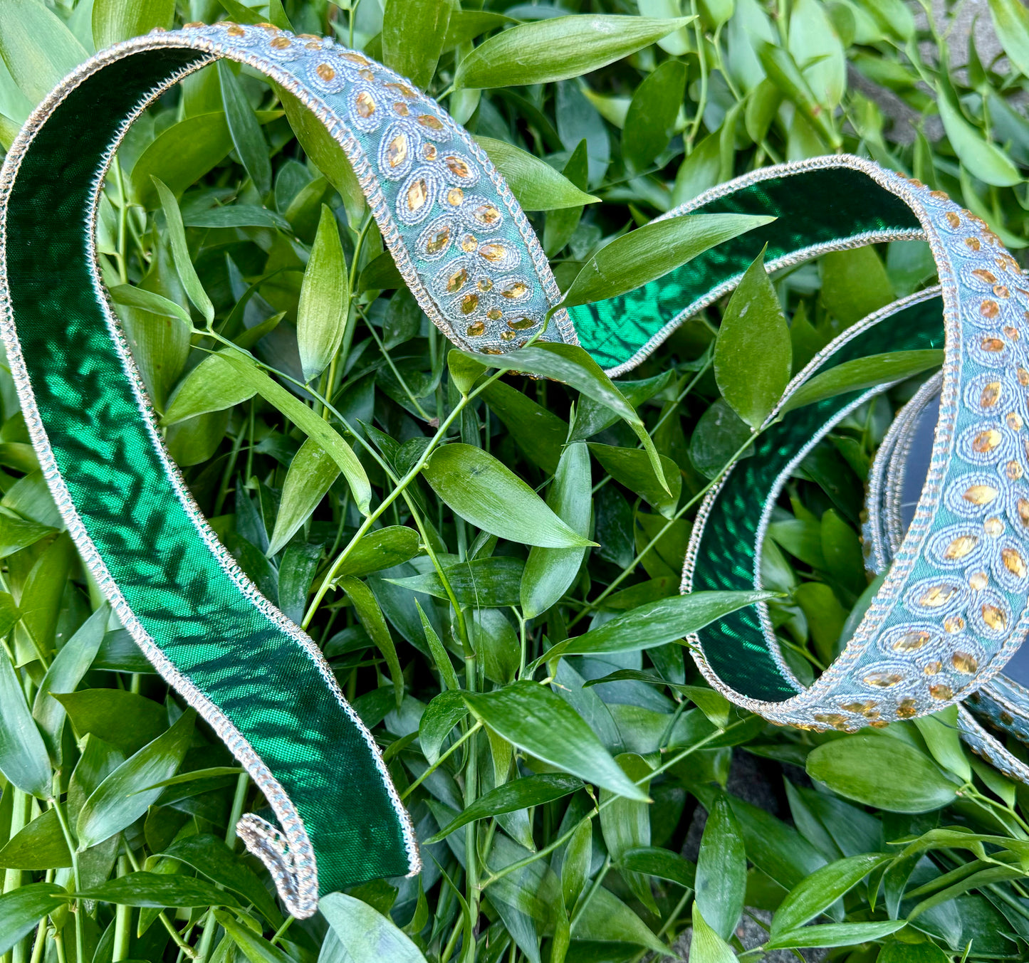 JME heavy wired ribbon. Metallic DARK GREEN with Jeweled leaf band. 1.5“ x 10 yards.