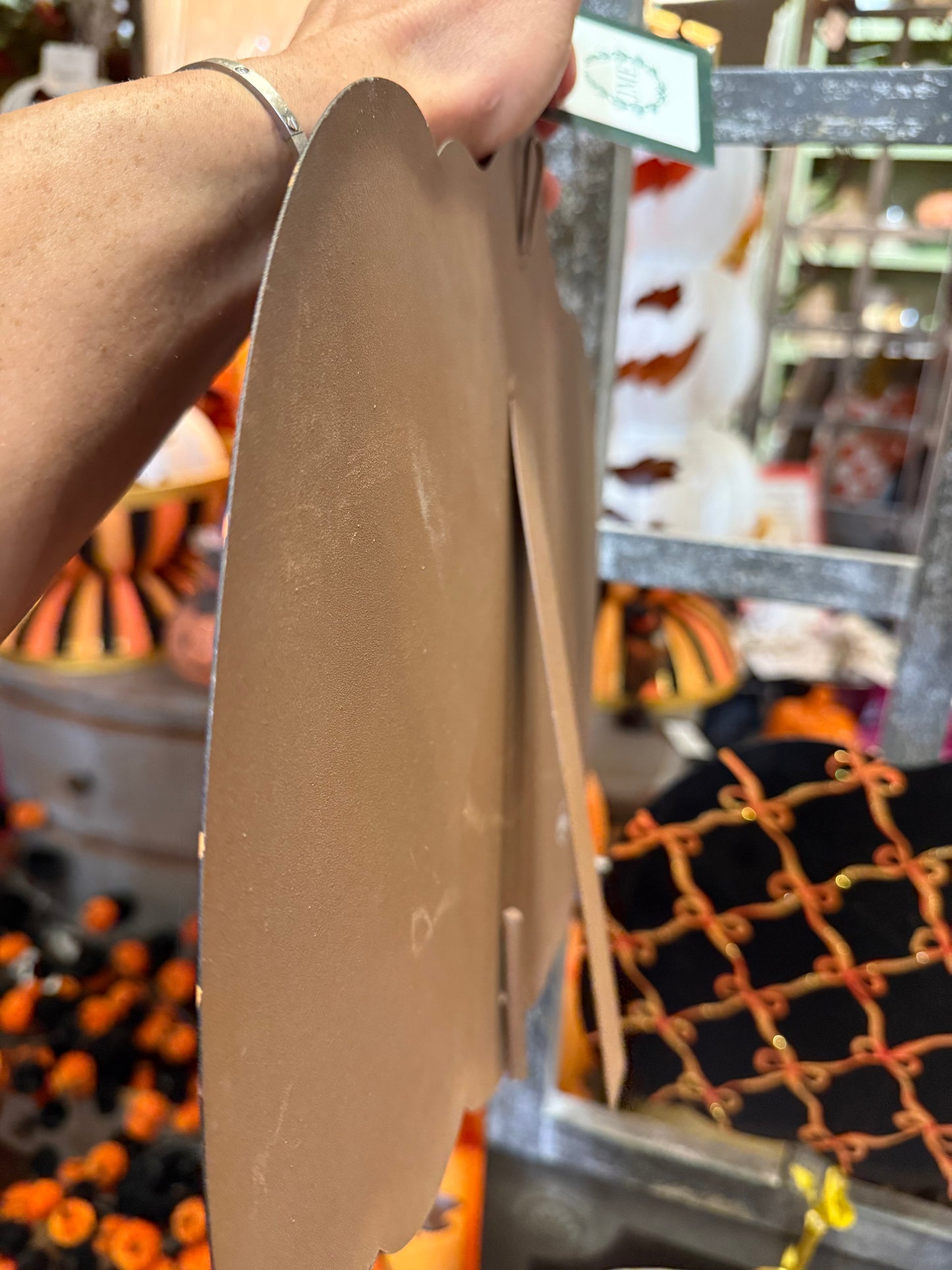 Metal bow pattern, pumpkin with an easel, a hook and a steak. Can’t be used indoor or outdoor outdoors. Black pumpkin.