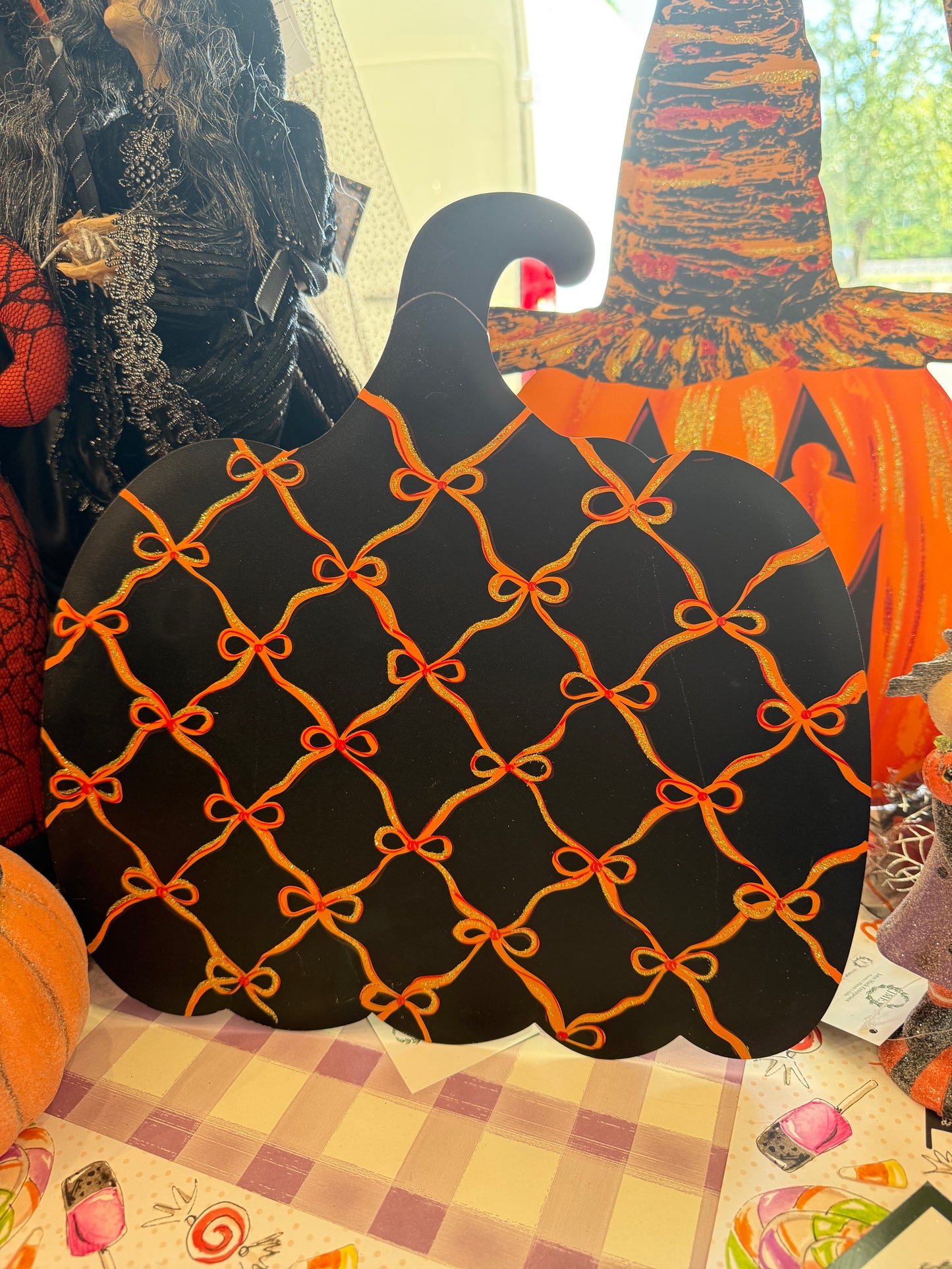 Metal bow pattern, pumpkin with an easel, a hook and a steak. Can’t be used indoor or outdoor outdoors. Black pumpkin.