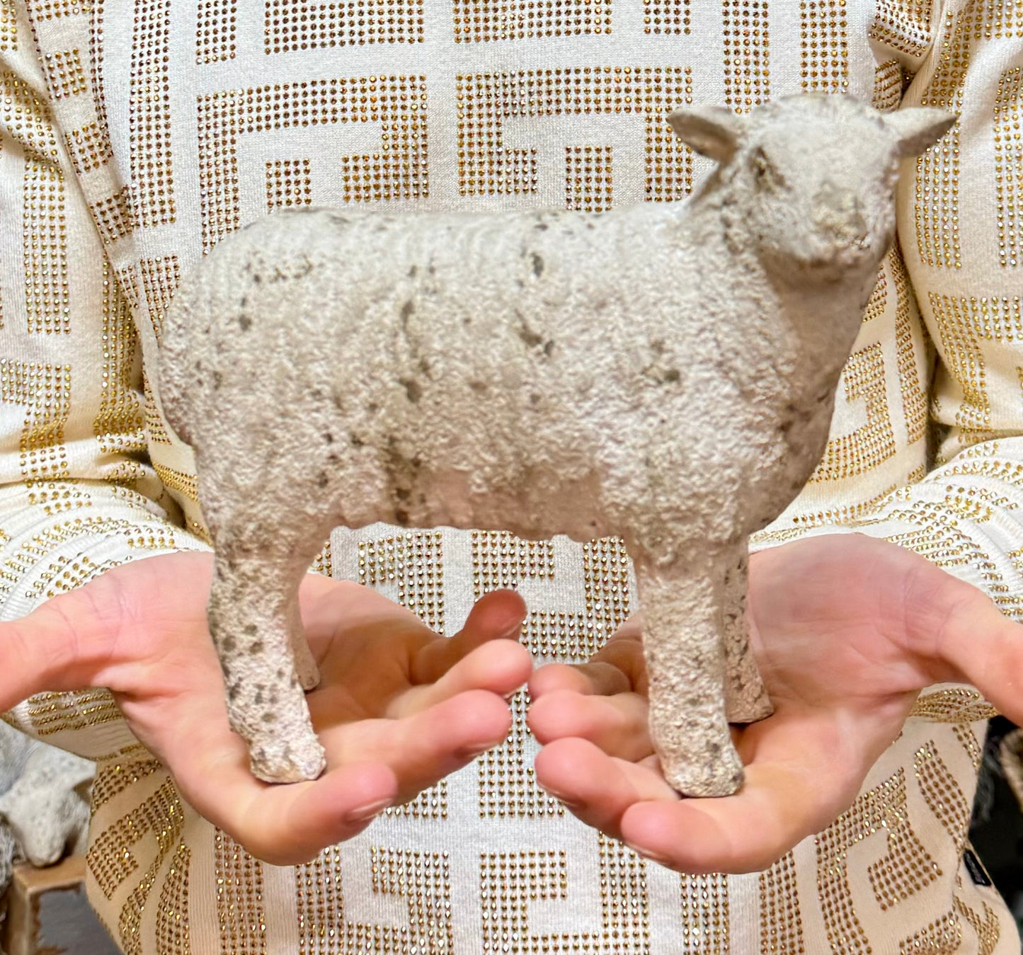 Sheep with turned head with an aged finish. Stone/resin