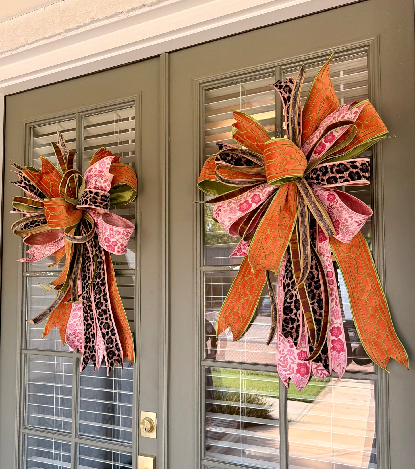 Pretty in pink JME hand tied bow. Some fluffing may be required upon receiving.