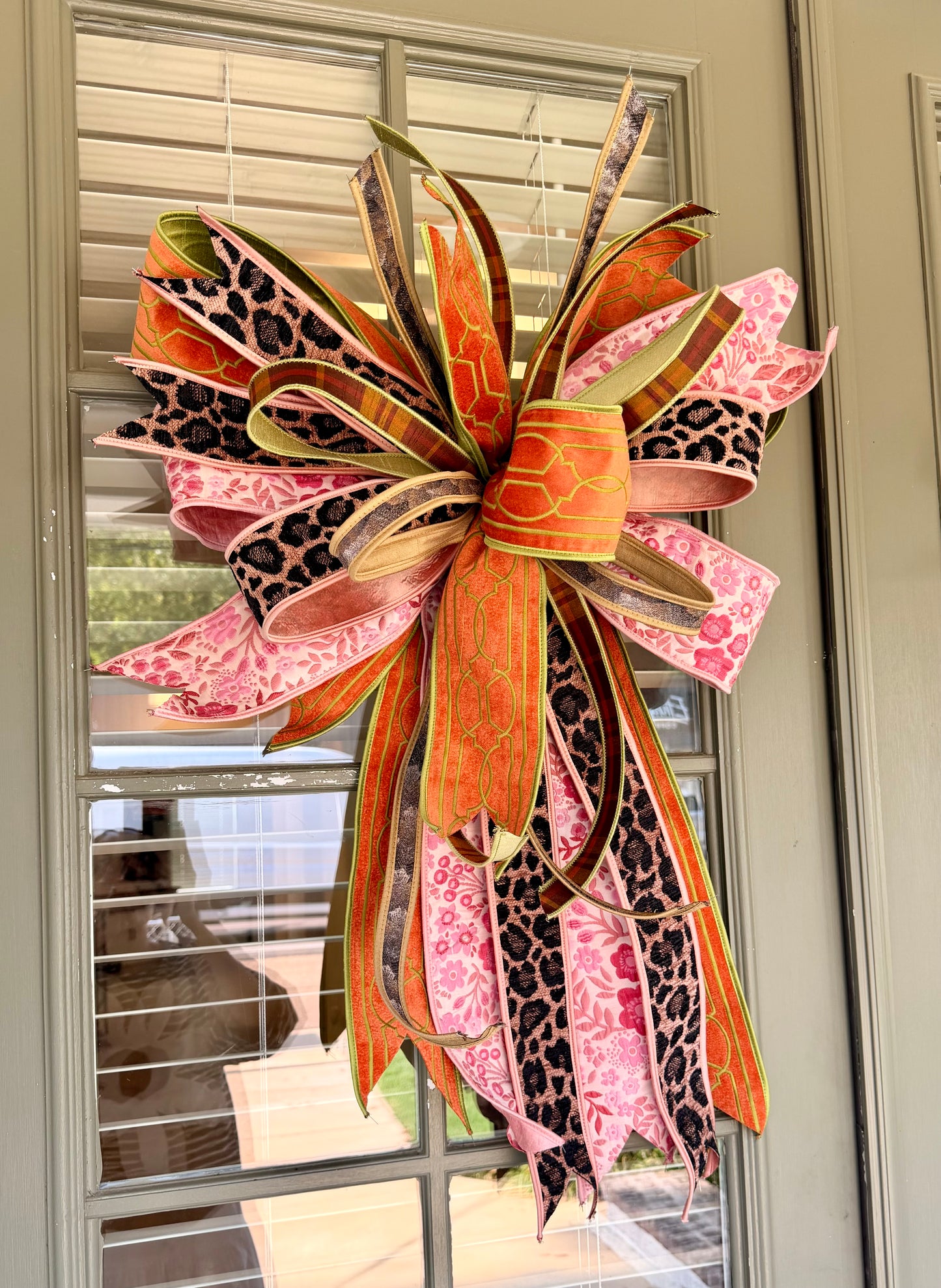 Pretty in pink JME hand tied bow. Some fluffing may be required upon receiving.