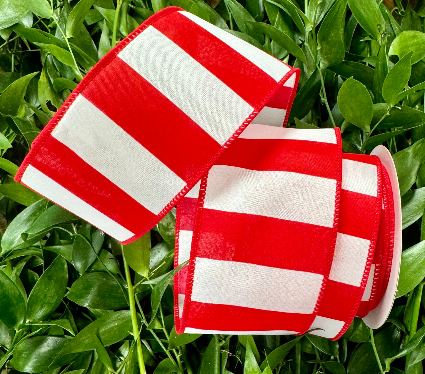 Red and white wide vertical striped wired ribbon. 2.5“ x 10 yards.￼