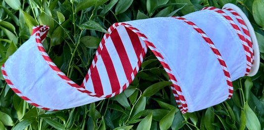 JME heavy wired ribbon. White velvet with candy cane piping and a candy cane red and white back. 2.5“ x 5 yards.