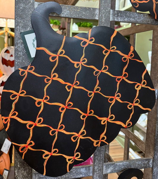 Metal bow pattern, pumpkin with an easel, a hook and a steak. Can’t be used indoor or outdoor outdoors. Black pumpkin.