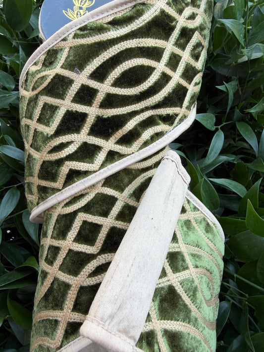 GEO LOOPED EMBR SHELDON VELVET/DUPION FUSED/PIPING 4"X5YD GREEN HEAVY WIRED RIBBON